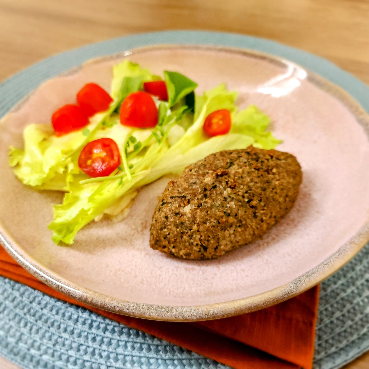 Quibe de trigo assado recheado com carne